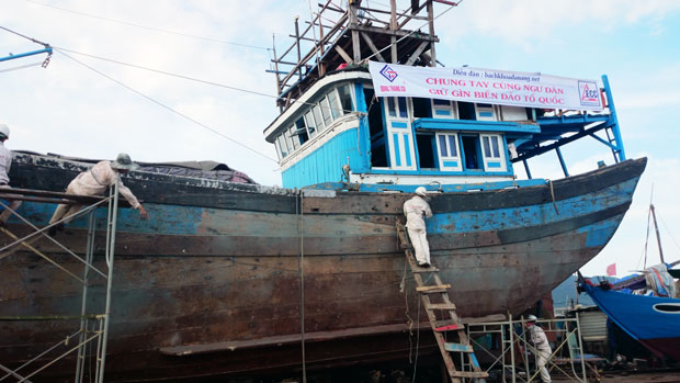 ECC trao tiền ủng hộ sửa chữa tàu, giúp Ngư dân bám biển